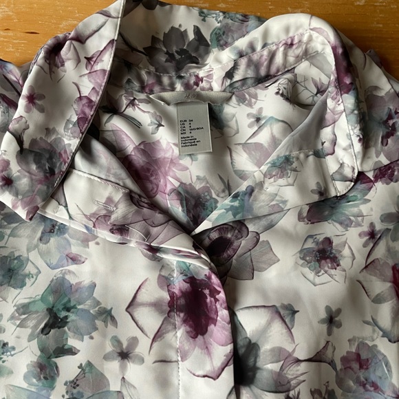 ⚡️2/$20 H&M floral chemise blouse - Picture 3 of 4